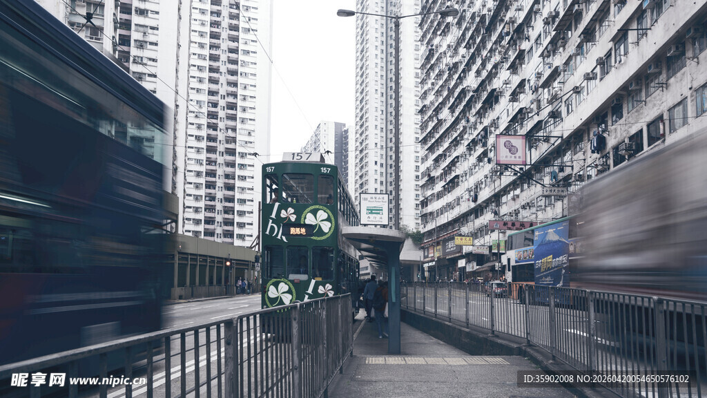 城市街道中的行驶车辆