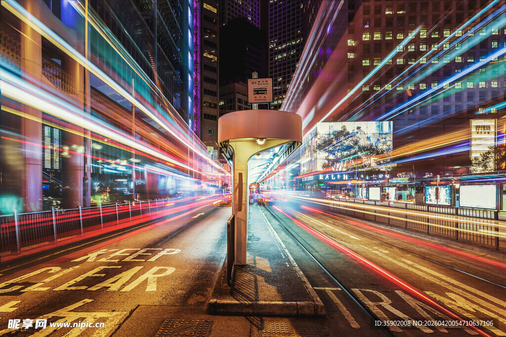 城市夜景光轨下的孤独身影