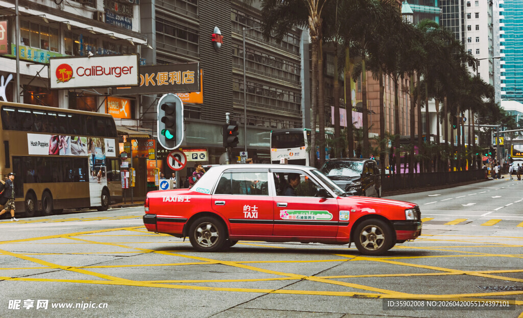 城市街道上的红色出租车