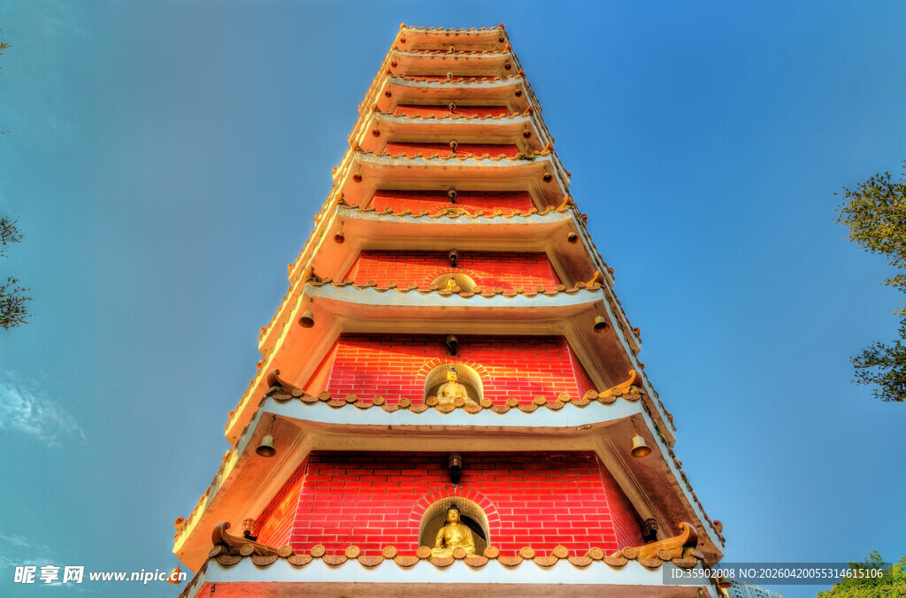 中式宝塔建筑红墙金饰