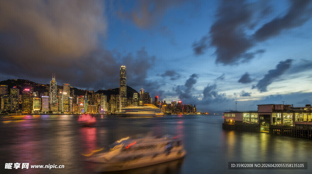 海滨城市夜景璀璨风光
