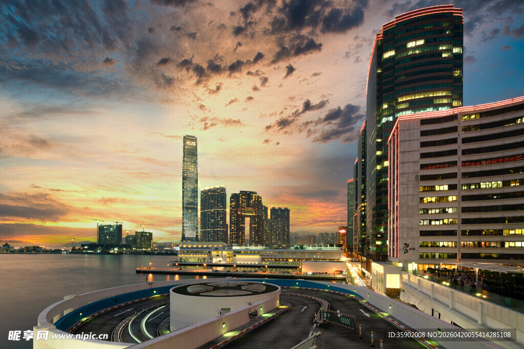 城市黄昏天际线与交通景观