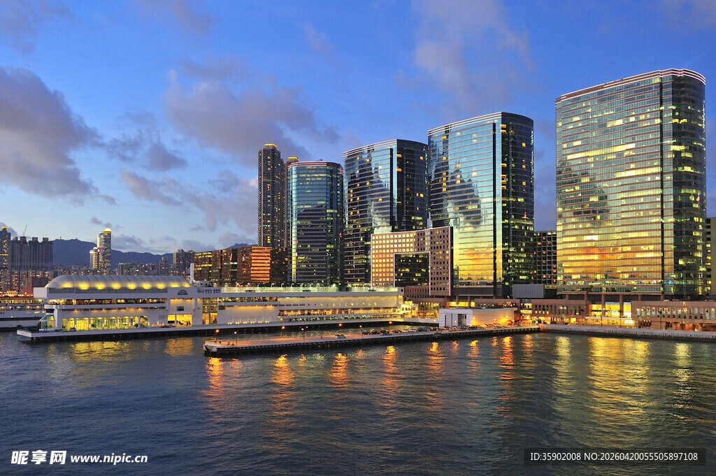 城市河畔璀璨高楼夜景