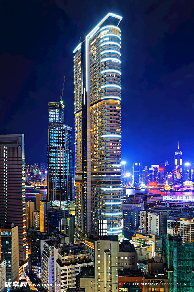 城市璀璨夜景摩天大楼