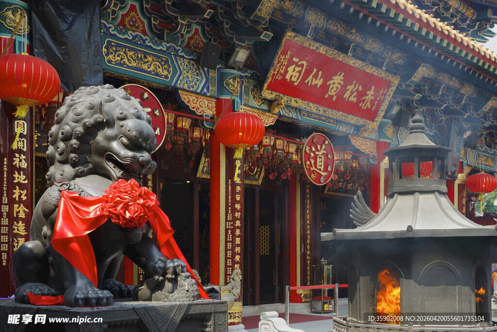 中式庙宇前的石狮子与香炉