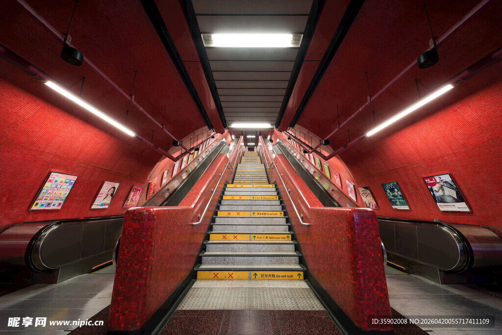 红色系自动扶梯场景