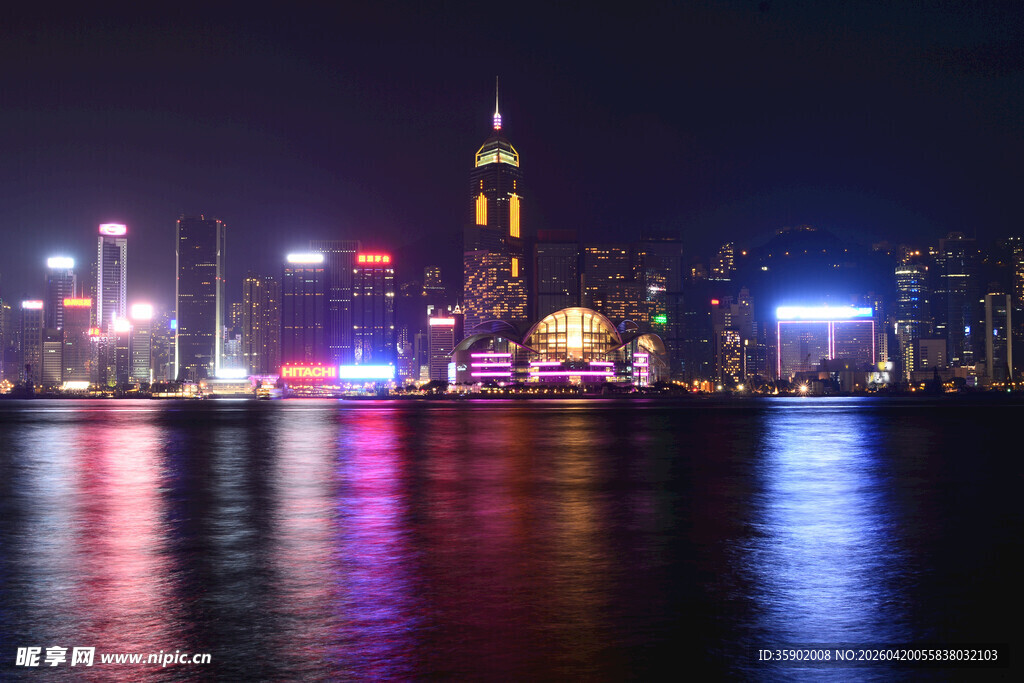 城市璀璨夜景下的水域风光