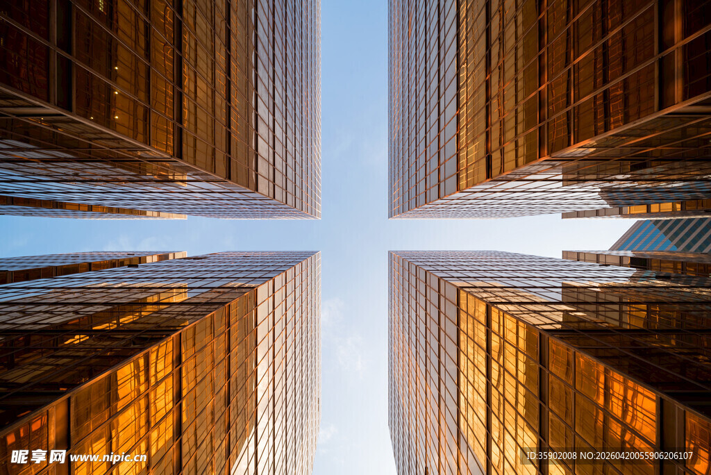 仰视都市高楼建筑群