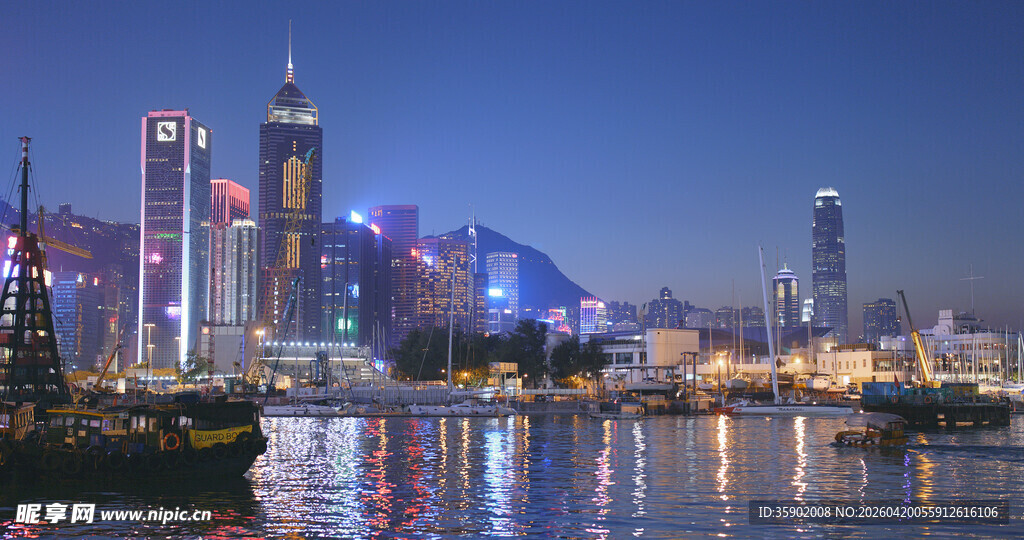城市璀璨夜景水面映高楼