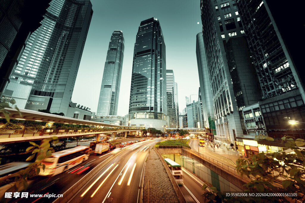 都市夜景车流穿梭