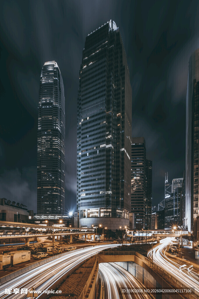 都市夜景中的车流与高楼