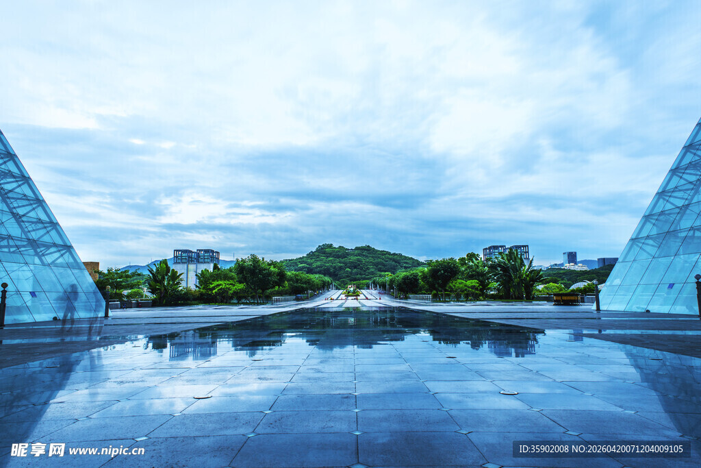 玻璃建筑前的静谧水景
