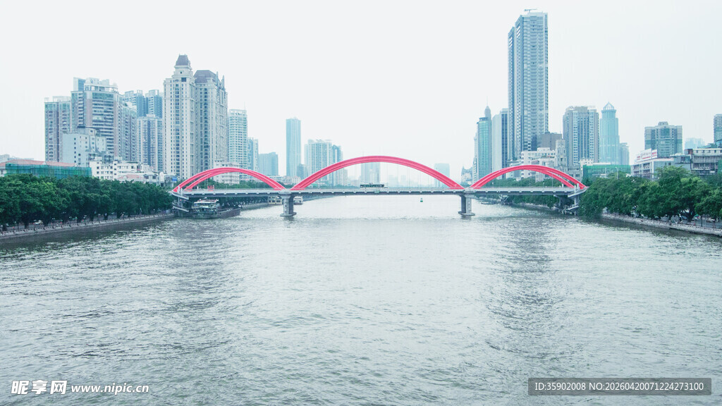 城市河畔的红色拱桥景观