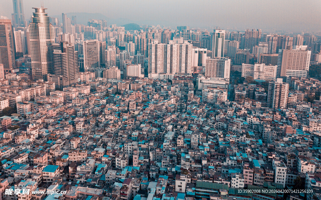 俯瞰密集城市建筑群