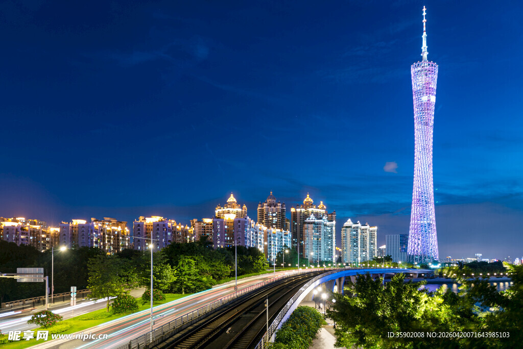 广州夜景中的璀璨地标
