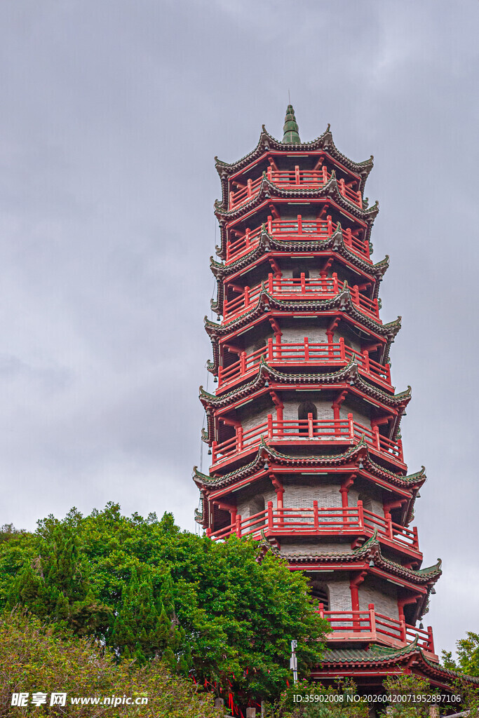 中式红塔绿树相伴