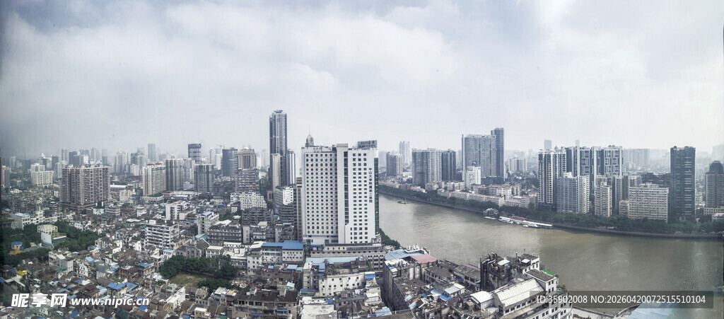 城市天际线与河流景观