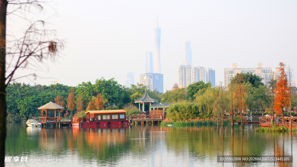 湖畔秋色中的中式建筑景观
