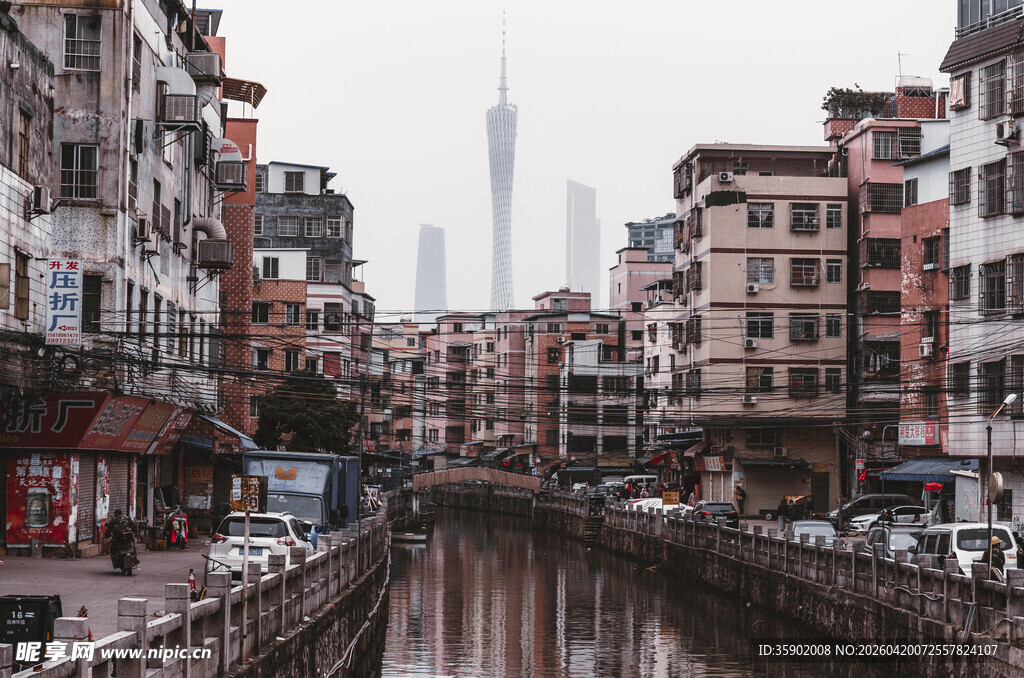 城市新旧建筑间的河道景观
