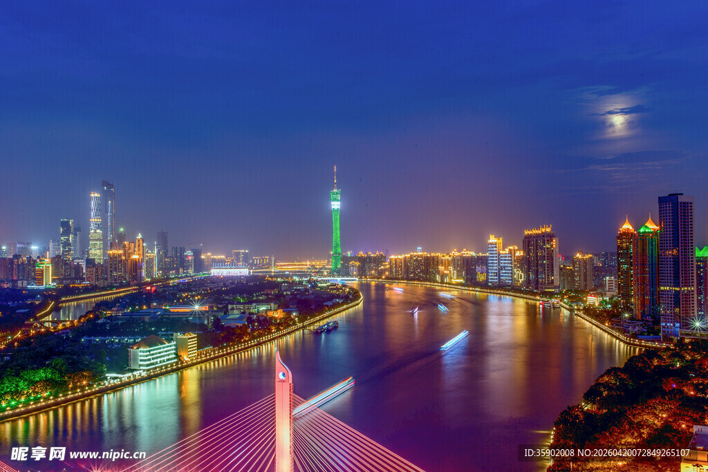 城市璀璨夜景河流穿城而过