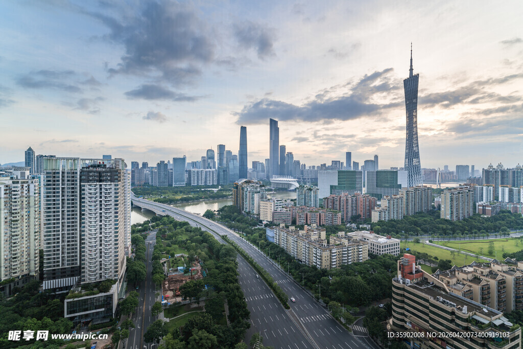 城市天际线与宽阔道路景观