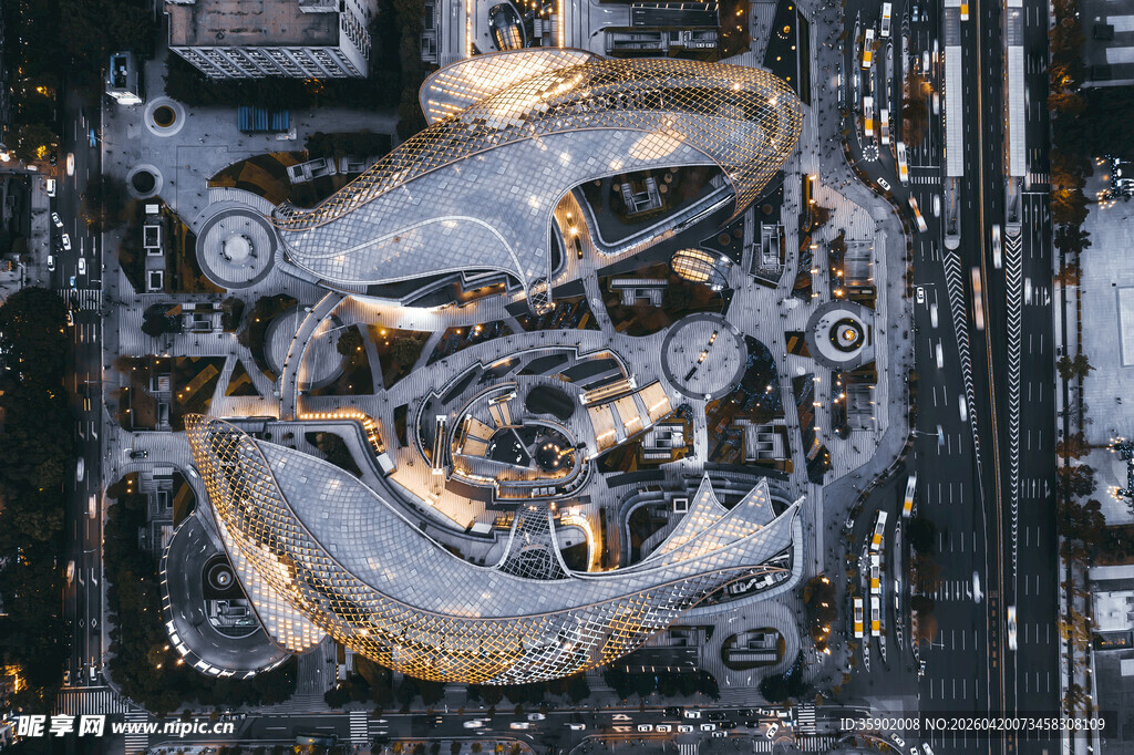 主板上的金色盘绕龙造型