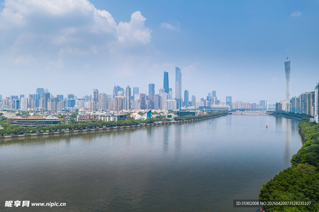 城市河畔壮丽天际线景观