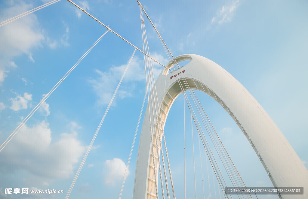 弧形桥梁与蓝天白云
