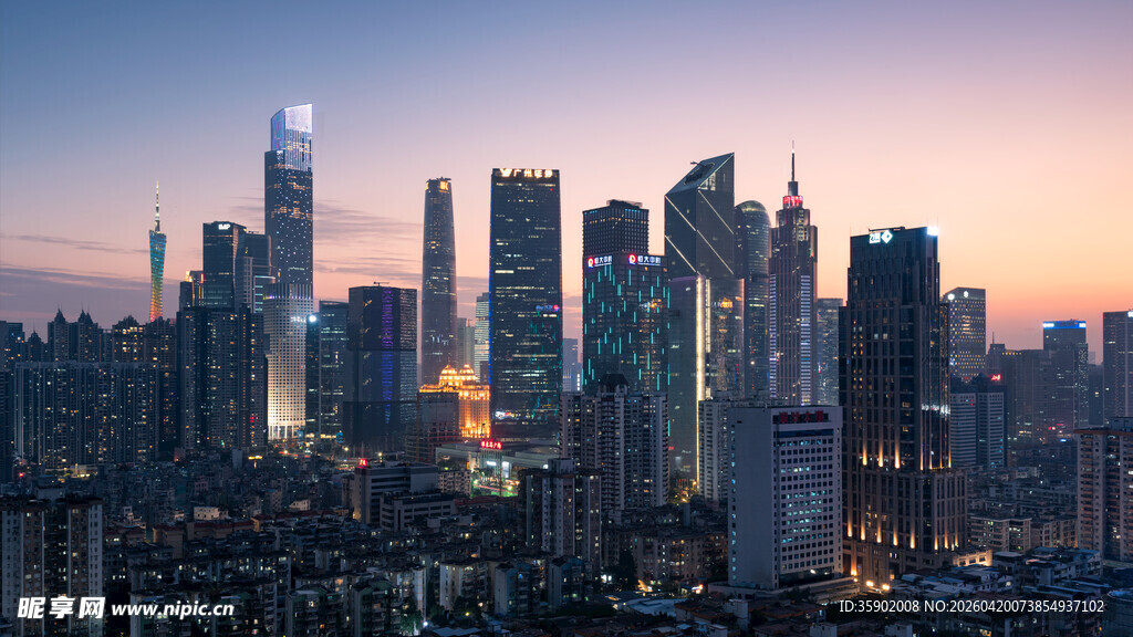 黄昏下的繁华都市天际线