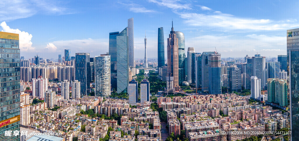 都市高楼与低矮建筑对比