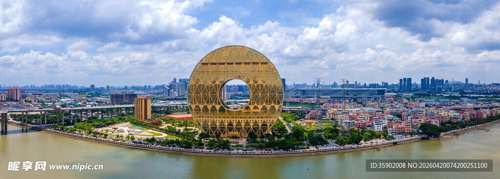 独特圆环建筑俯瞰城市景观