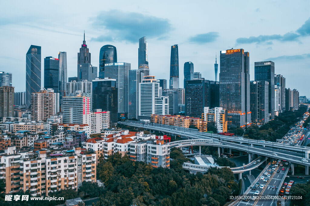 都市繁华天际线与高架桥