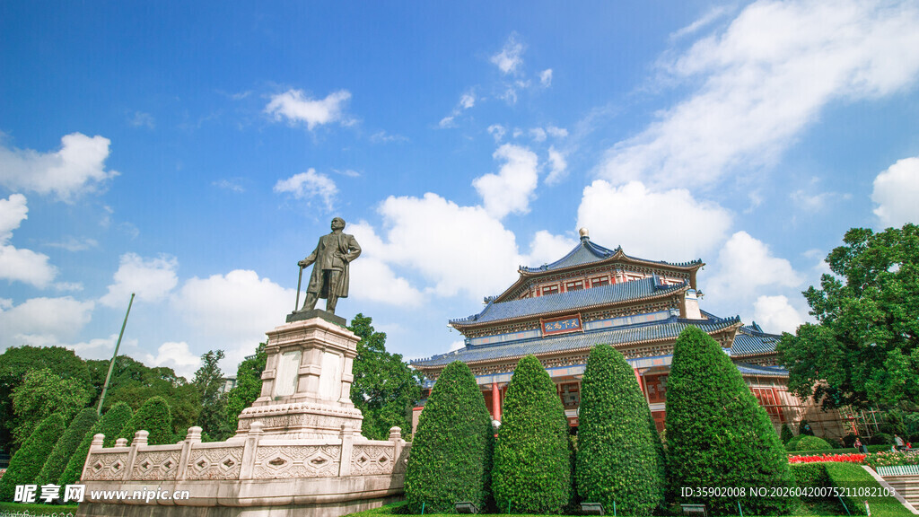 中式古建筑旁的雕像景观