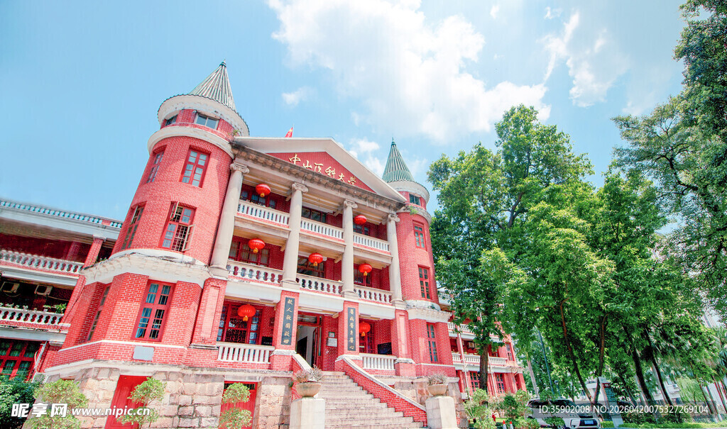 红色古典建筑绿树环绕