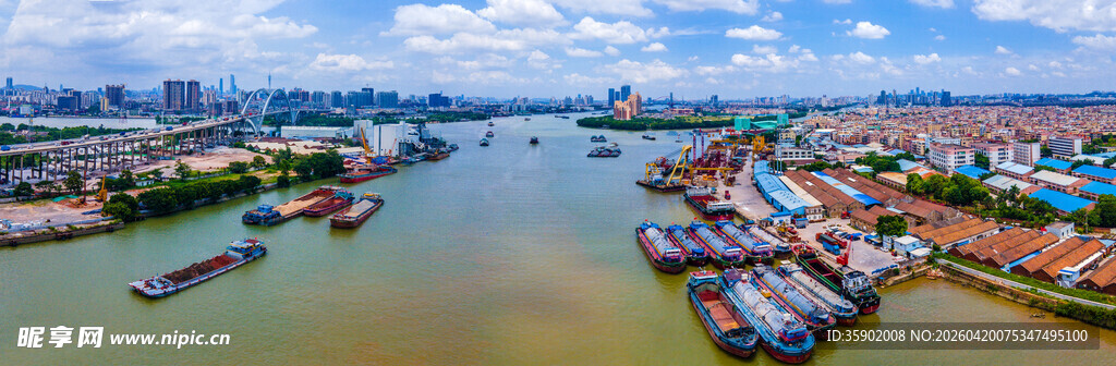 河畔多彩民居与船只景观