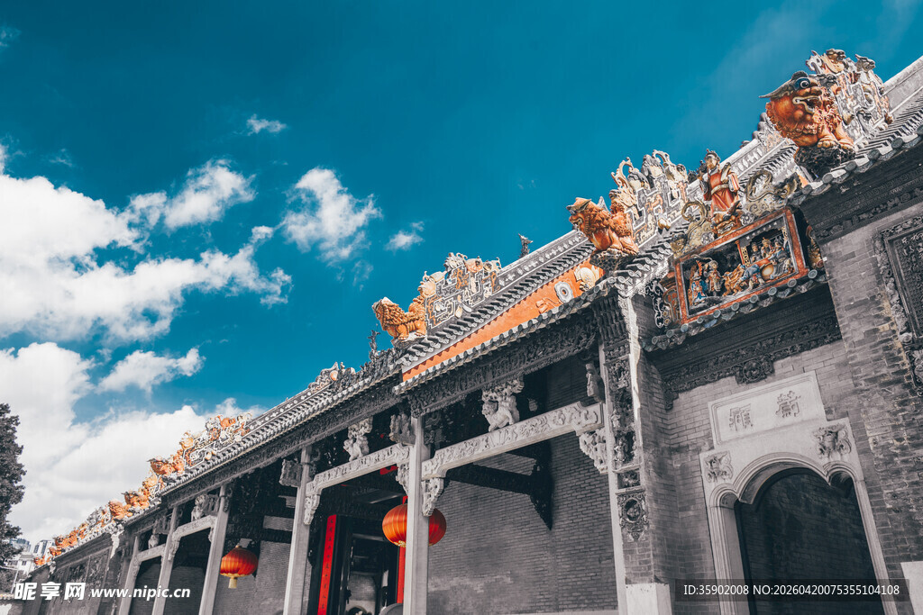 中式古建筑屋顶与蓝天