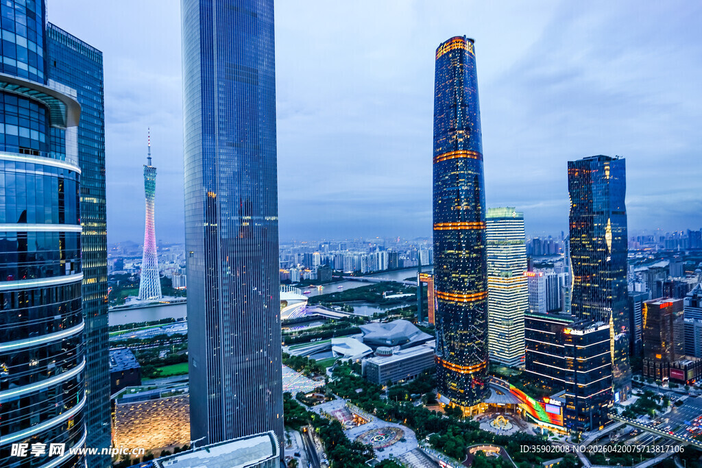 都市繁华高楼夜景俯瞰图