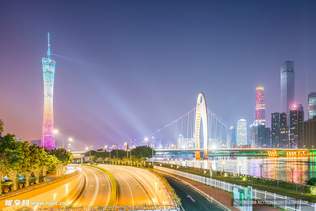 广州夜景中的繁华道路