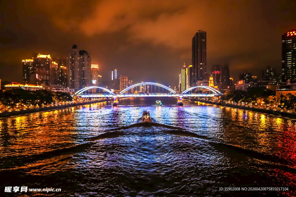 城市河畔璀璨夜景