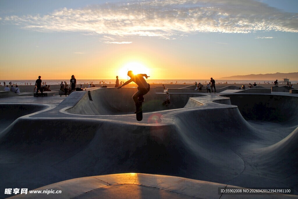 夕阳下的滑板者
