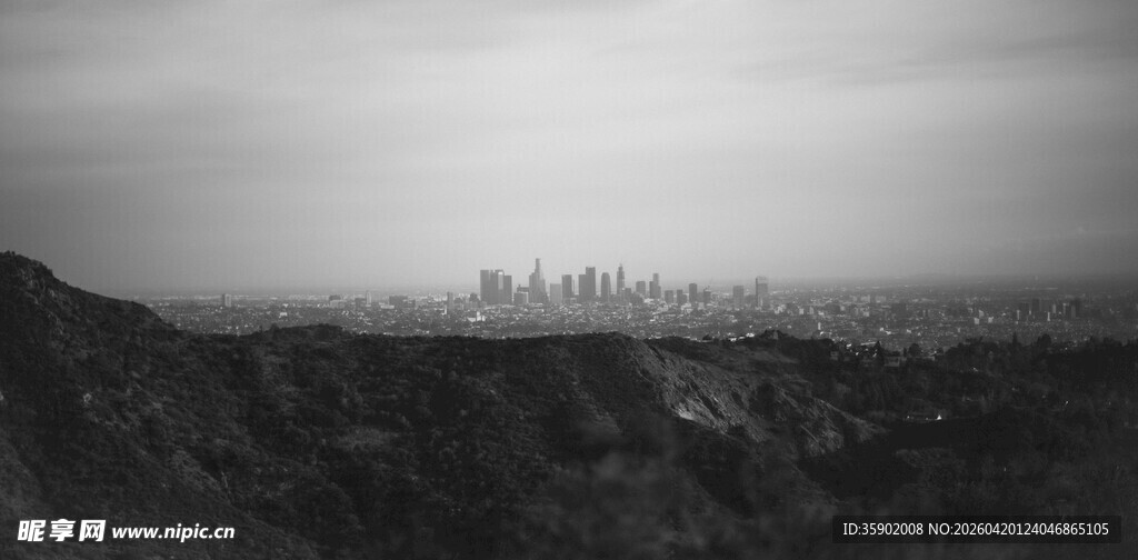 黑白远景城市山峦景观