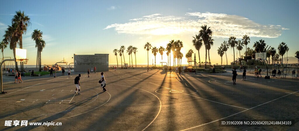 夕阳下的海滩与棕榈树