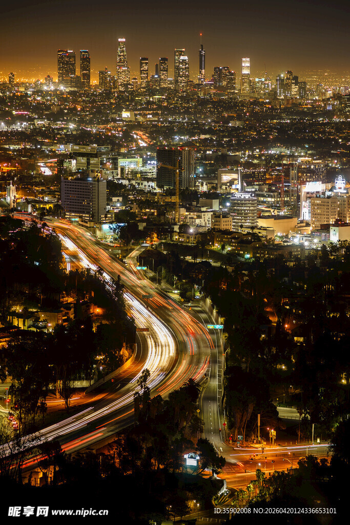 城市夜景中的车流与灯火