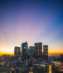 黄昏下的城市摩天大楼景观