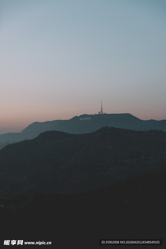 黄昏下的连绵山丘