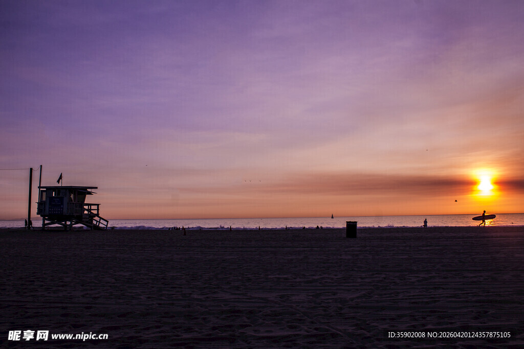 海滩日落时的救生员瞭望塔