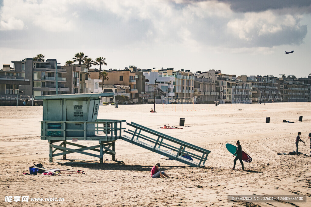 海滩上的救生塔与游人