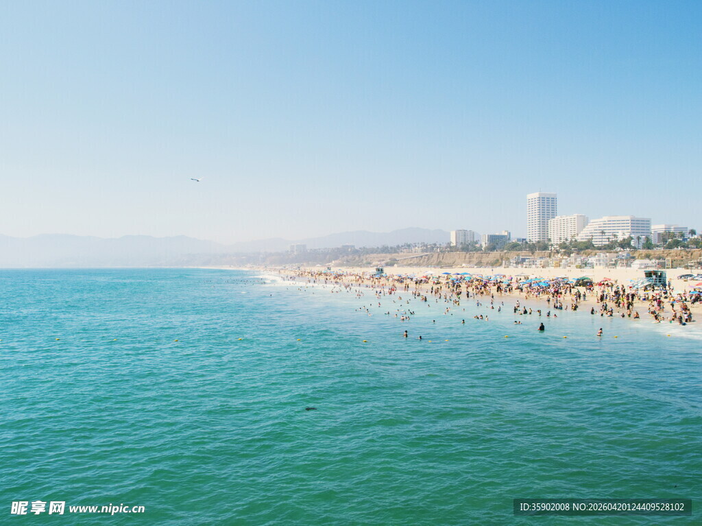 热闹海滨享受美好时光