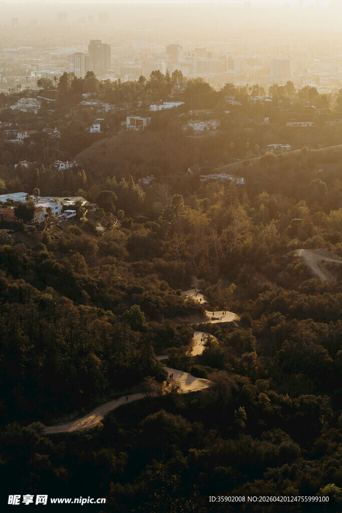 日出下的山林与蜿蜒小路