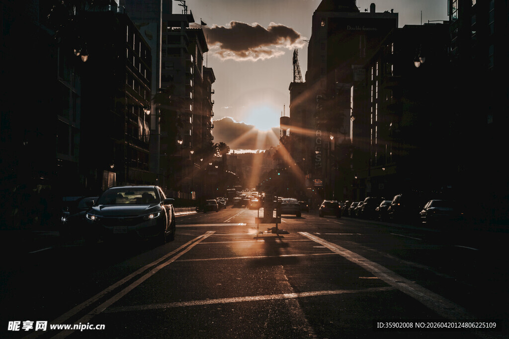 夕阳下的城市街道景象